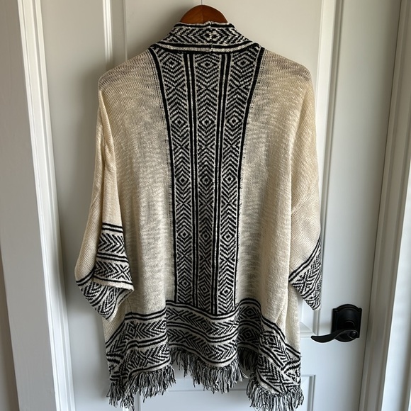 Ellison Woman’s Black Cream Fringe Knit Cardigan Geometric One Size - Picture 8 of 13